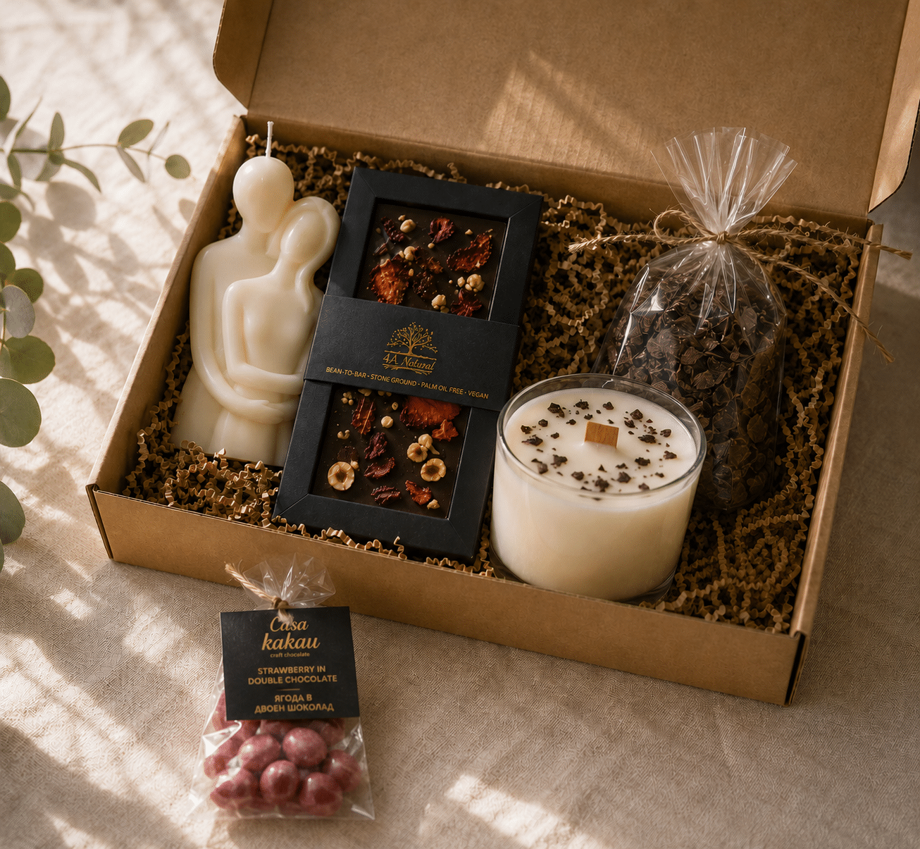 Подаръчен комплект CHOCOLATE LOVERS с подарък ягоди в двоен шоколад